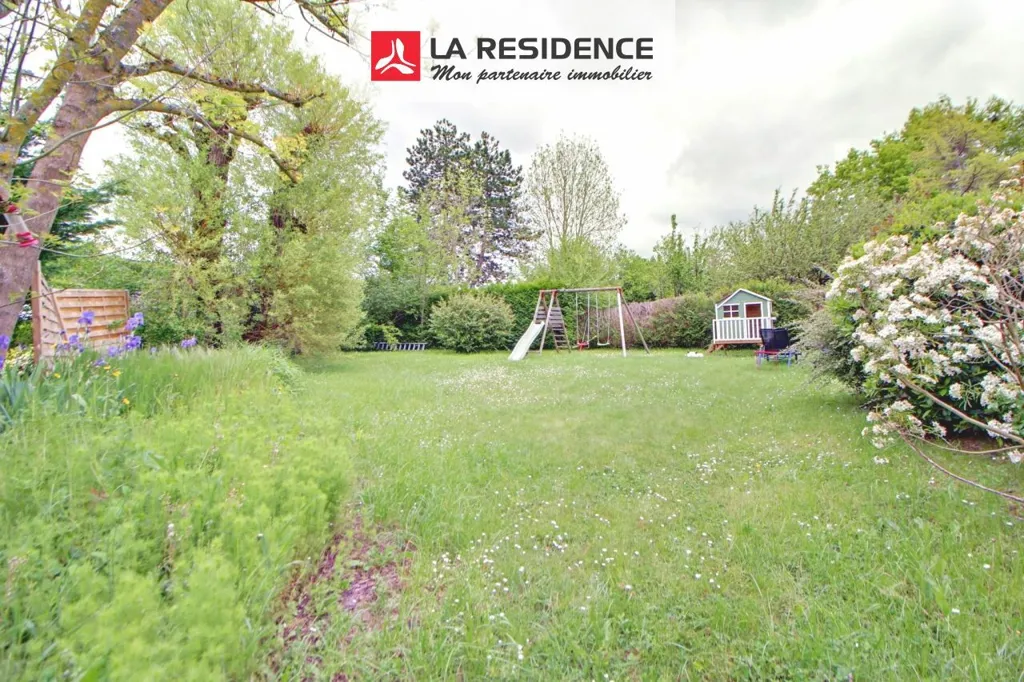 Aed - Spacious House with Garden in Médan