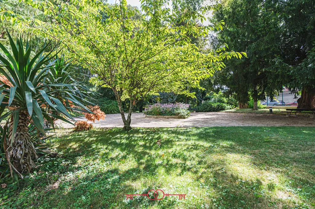 Aed - Apartment with Balcony and Cathedral View in Reims