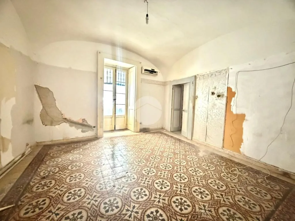 Pièces - 6-Room Apartment with Garden in Naples