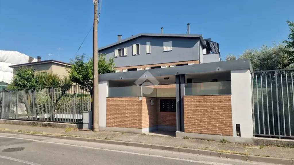 Modern Apartment with West Terrace in Muggiò