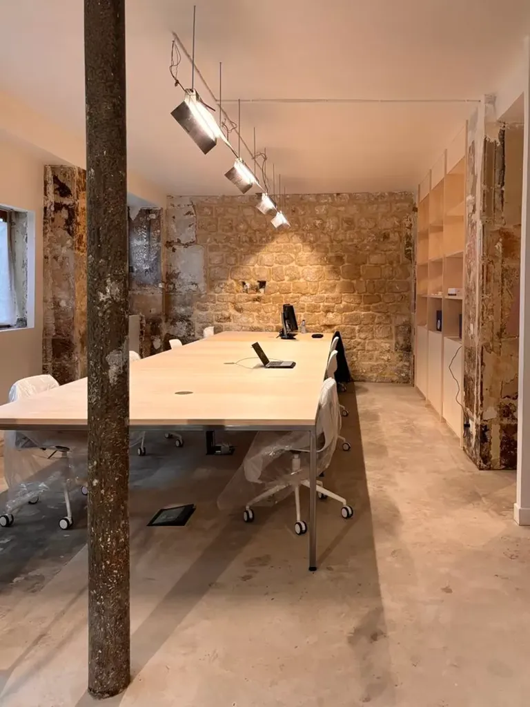 Studio - Atelier Space with Office Amenities in Paris 18