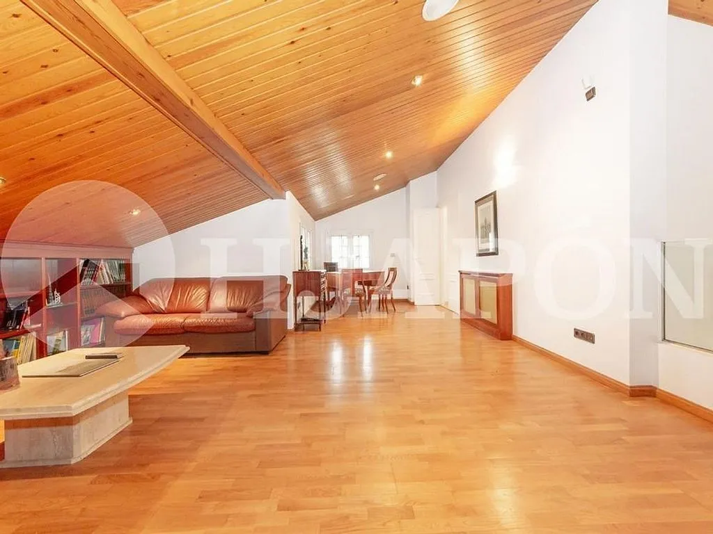 Elutuba - House with Indoor Pool in Argentona