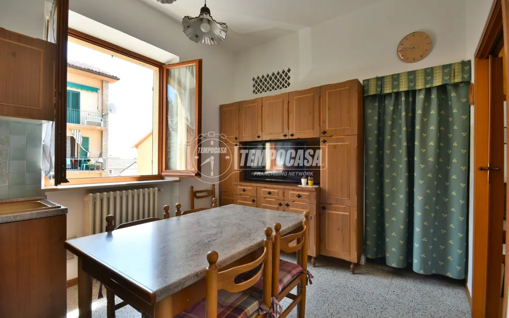 Dining Room - Spacious Flat with Mountain View in Osimo