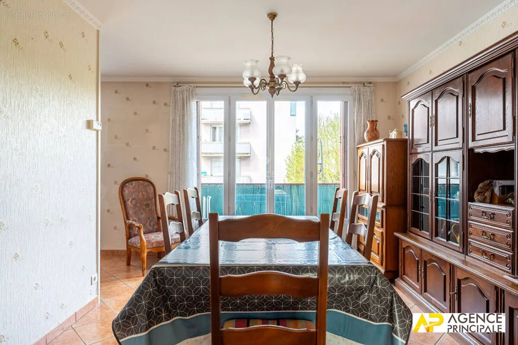 Söögituba - 3-Bedroom Apartment with Balcony in Le Mesnil-le-Roi