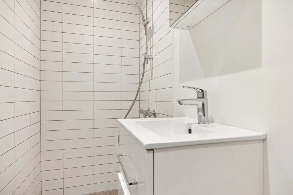 Bathrooms - Classical 5-Room Flat with Original Parquet in City Centre