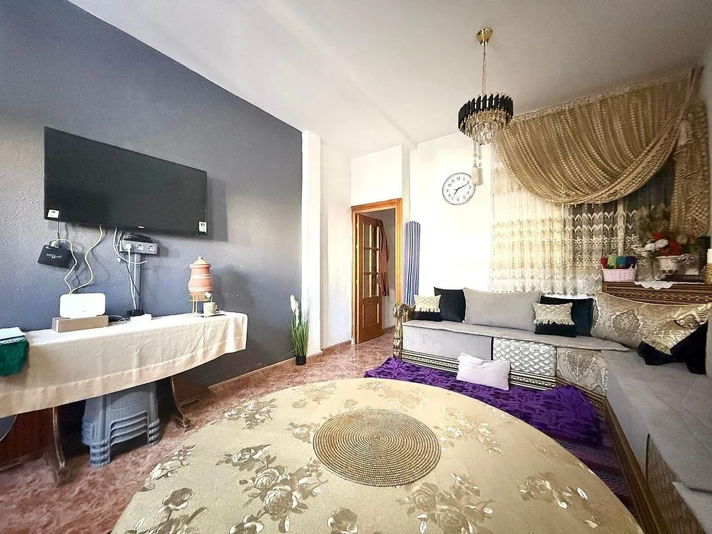 Séjour - 2-Bedroom Apartment with Potential in Luchana