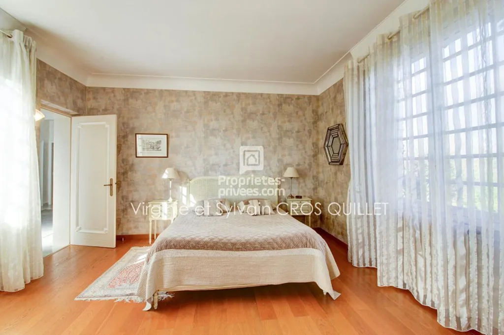 Chambres - Villa Classique avec 7 Chambres à Bourg Saint Bernard