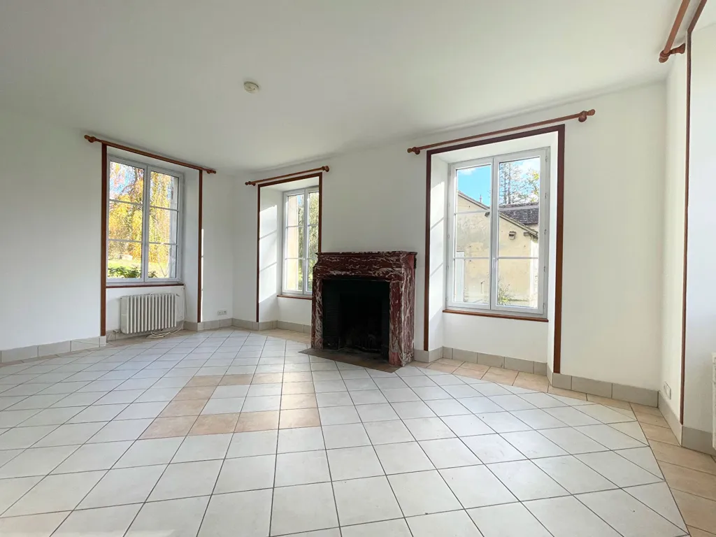 Living Room - Historic House with River View near Senlis