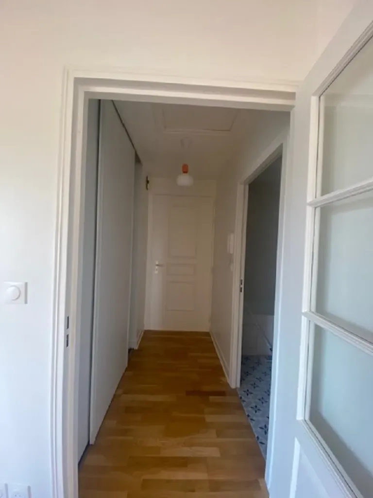 Esik - 2-Bedroom Apartment with Parking in Versailles