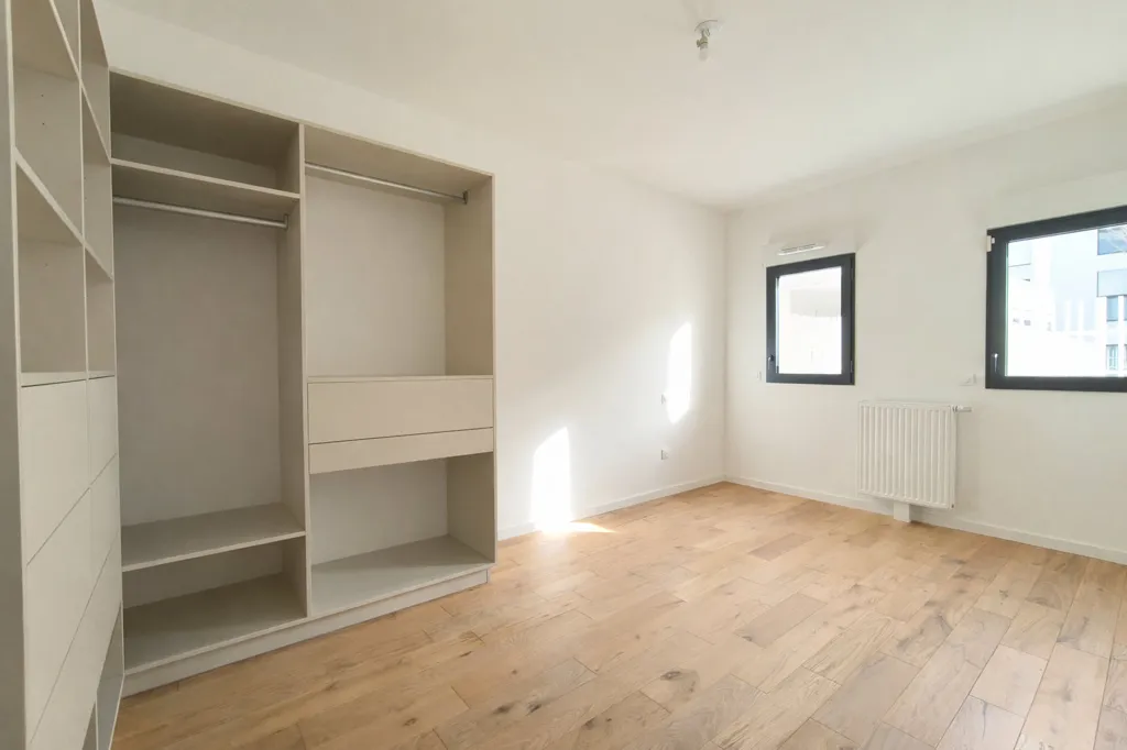 Rooms - New 2-Bed Flat with Canal View in La Rochelle