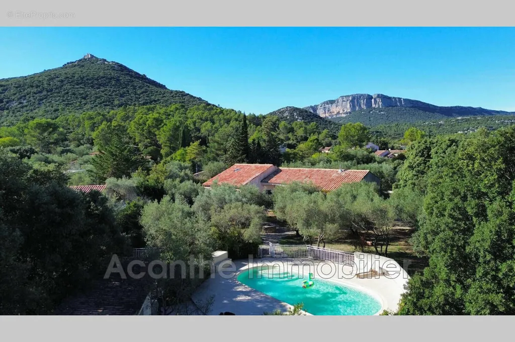 Vue aérienne - Maison avec Piscine et Vue sur Château à Saint-Mathieu-De-Treviers