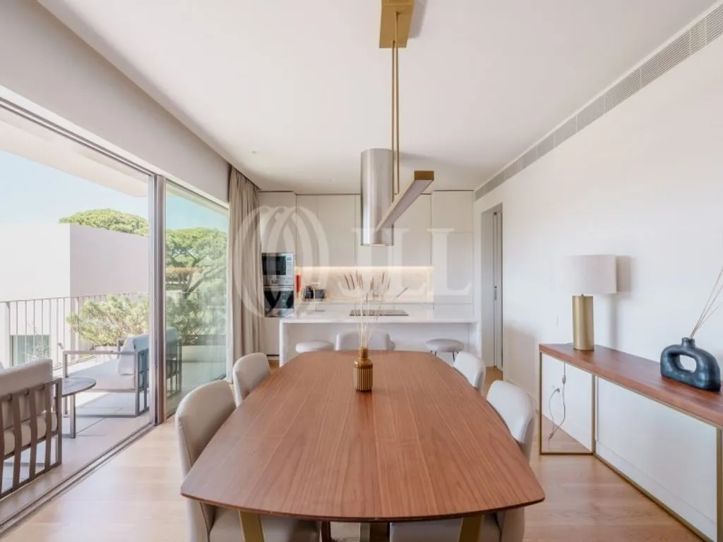 Salle à manger - Luxury Flat with Balcony Views in Quinta da Marinha
