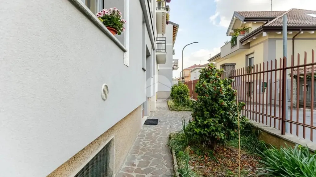 Välivaade - Rear-Facing Two-Bedroom Flat in Bollate