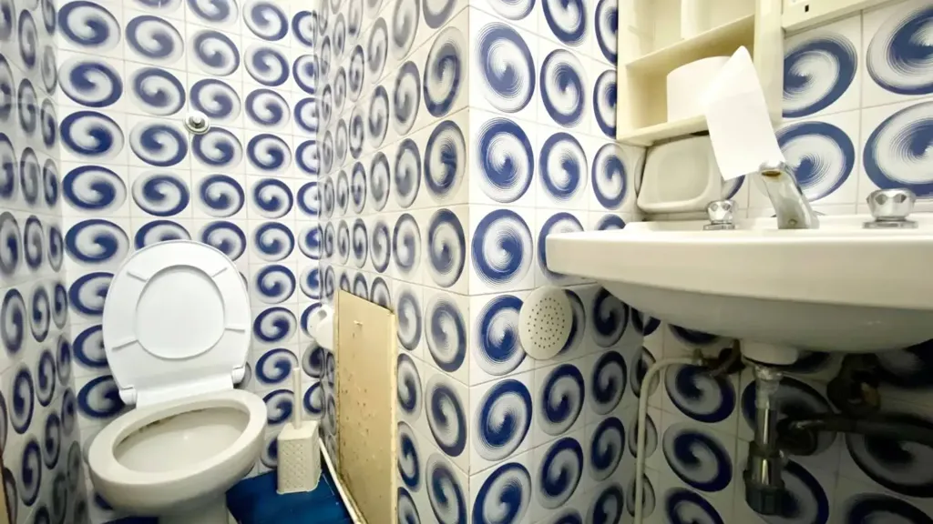 Bathrooms - 5-Bedroom Apartment in Central Ancona