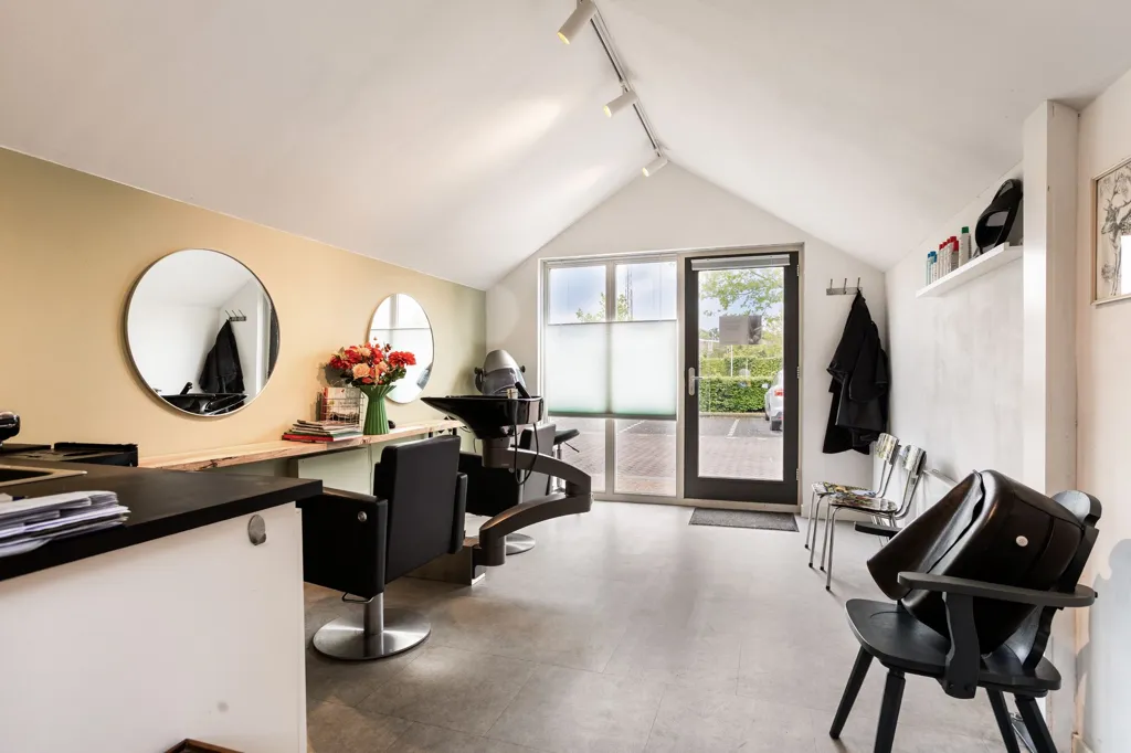 Kabinet - Modern Grachten House with Water View in Vathorst