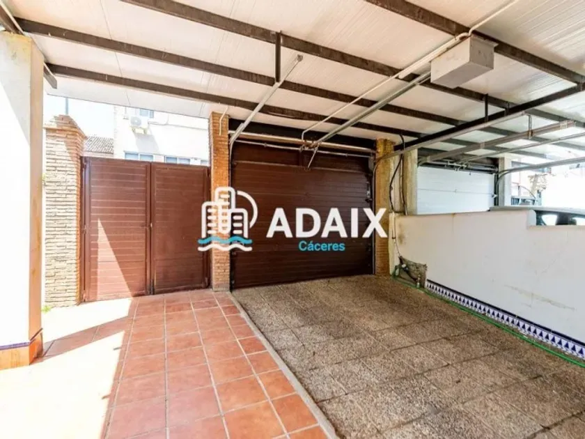 Garage - Chalet with Garden in Cáceres