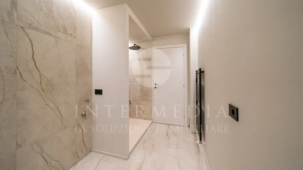 Esik - Rusticated Flat with Balcony in Brescia