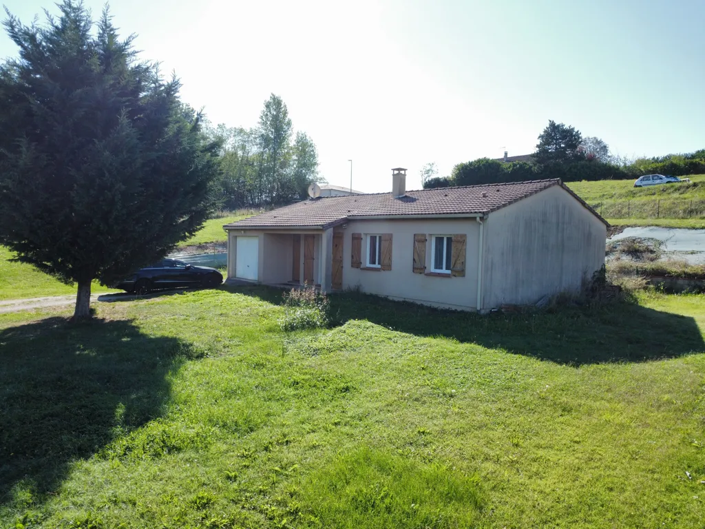 Extérieur - Maison de Plain Pied avec Garage et Jardin à Lizac