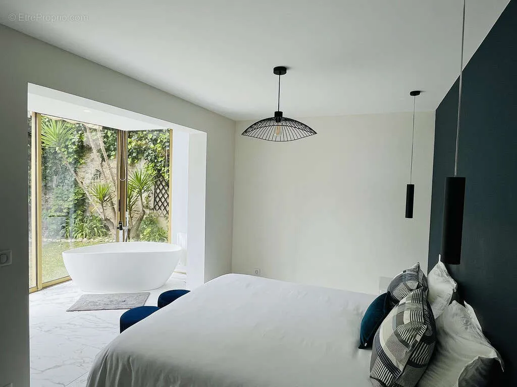 Bedrooms - 3-Piece Apartment with Sea View in Le Cannet