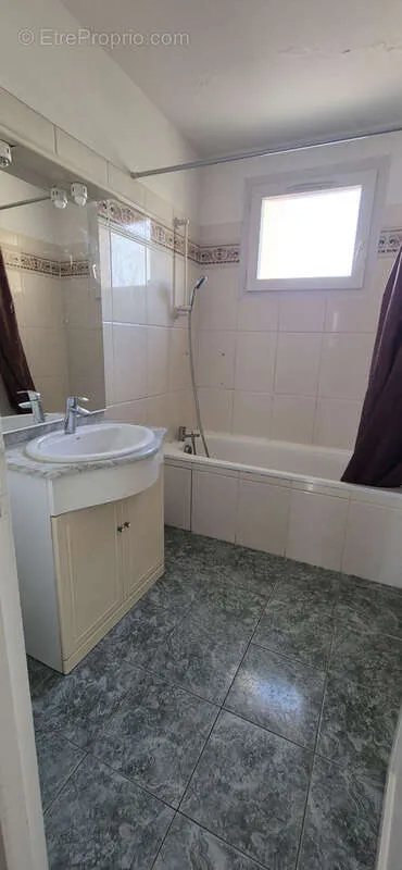 Salles de bain - Appartement avec Parking dans Résidence Sécurisée