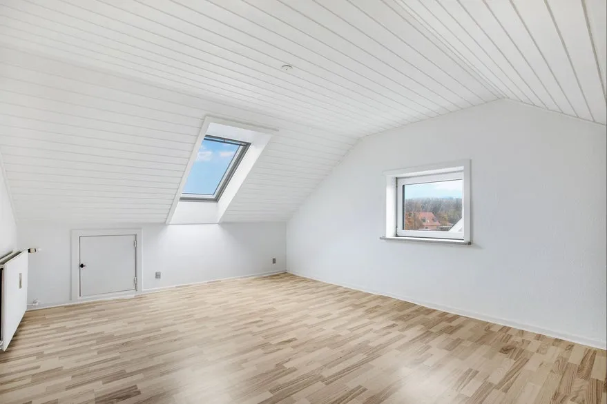 Pièces - Mixed-Use Property with Parking in Viborg