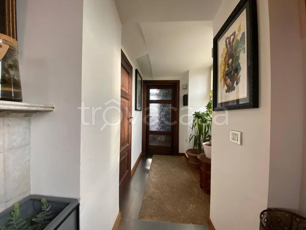 Hallway - Rustic Villa-Style Apartment with Garden in Moncalieri