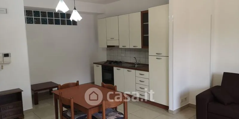Soggiorno - Appartamento al piano seminterrato con veranda a Ragusa