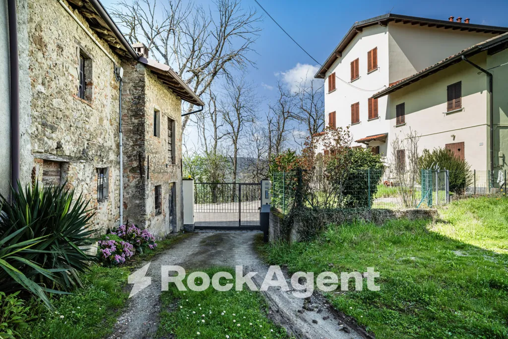 Exterior - First Floor Flat with Balcony in Camolino
