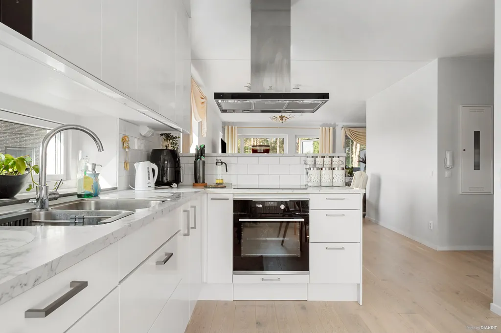 Köök - Modern Flat with Balcony in Norrmalm, Borås