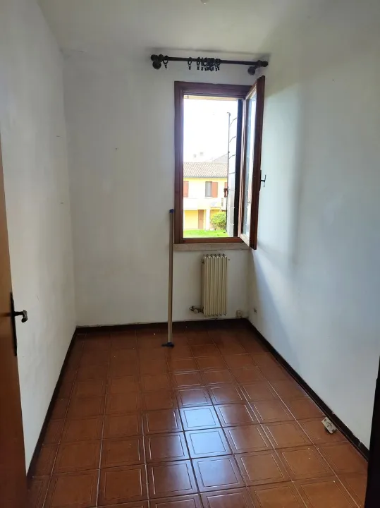 Toad - Spacious Three-Bedroom Apartment with Terrace in Adria