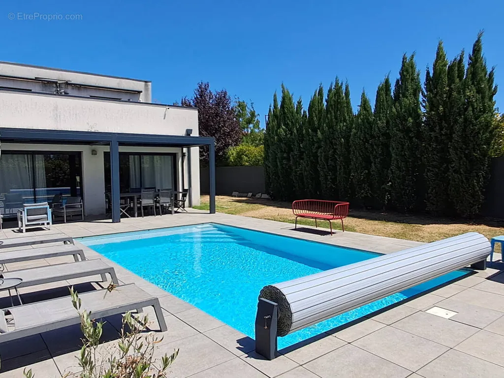 Piscine - Maison Contemporaine avec Piscine à Saint-Priest