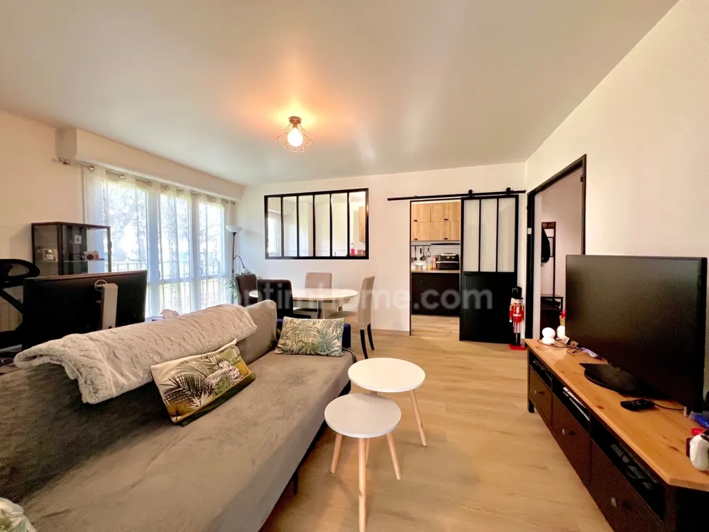 Salón - Spacious 4-Piece Apartment with Park View in Val-d'Oise