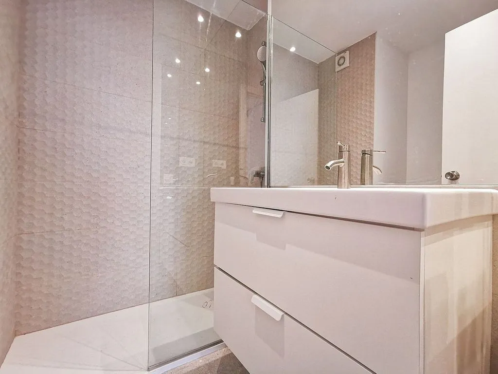 Bathrooms - 1-Bedroom Flat with Terrace in Cuatro Caminos