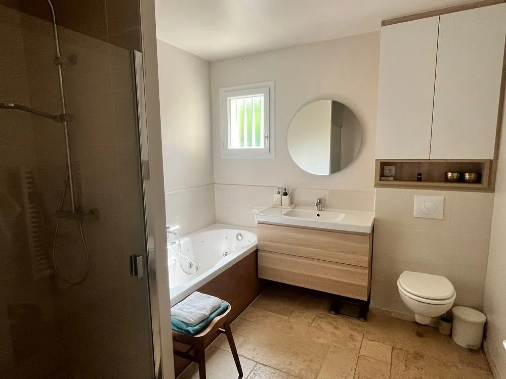 Salles de bain - Maison Plain-Pied avec Jardin et Garage à Proximité des Écoles