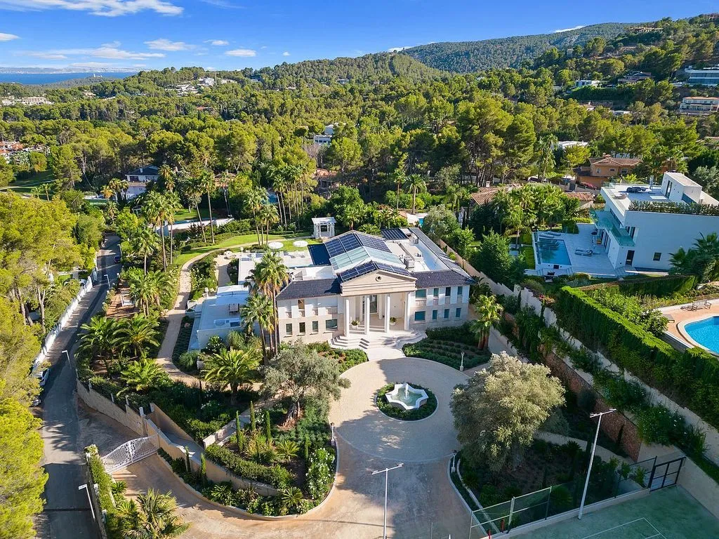Õhuvaade - Neoclassical Villa with Pool in Son Vida
