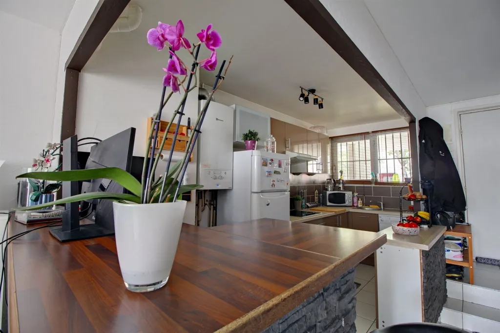 Kitchen - Duplex Apartment with Terrace in Cergy