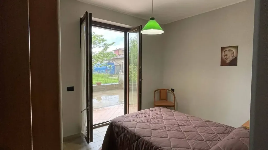 Chambres - Rear-Accessed Apartment with Private Garden in Ceccano