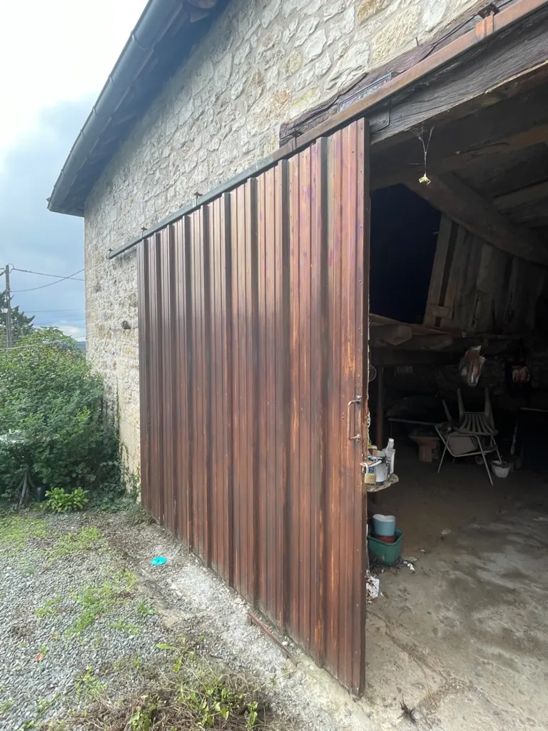Garage - Maison en Pierre avec Grange et Hangar au Calme
