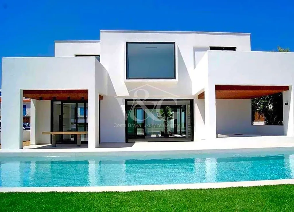 Bassein - Seafront Villa with Pool in Mas Pinell
