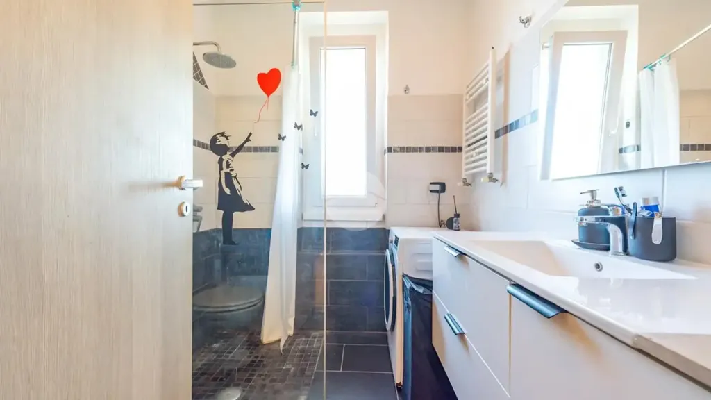 Vannitoad - Rusticated Triplex with Balcony in Frascati