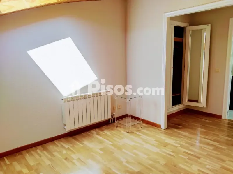 Pièces - Duplex with Balcony and Garage in Calle Lodum