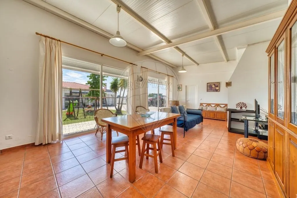 Elutuba - Luxury Villa with Extensive Land in Torres Novas