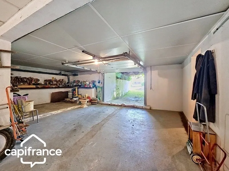 Garage - Maison avec Grand Terrain près du Centre-ville à Thouars