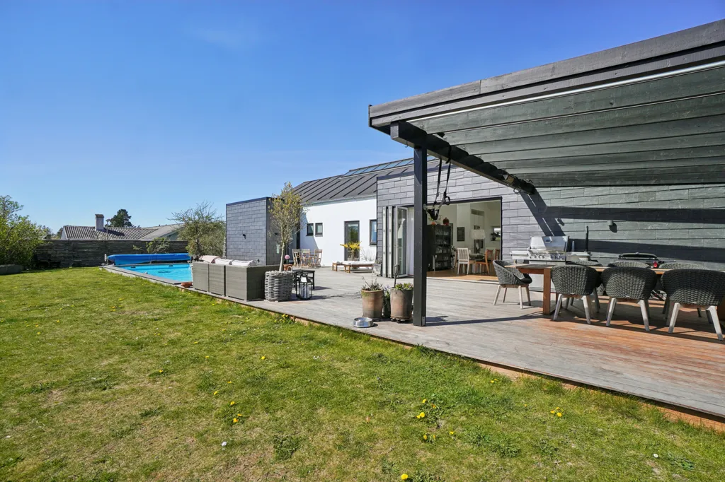 Terrass - Architect-Designed Villa with Park View in Stenløse