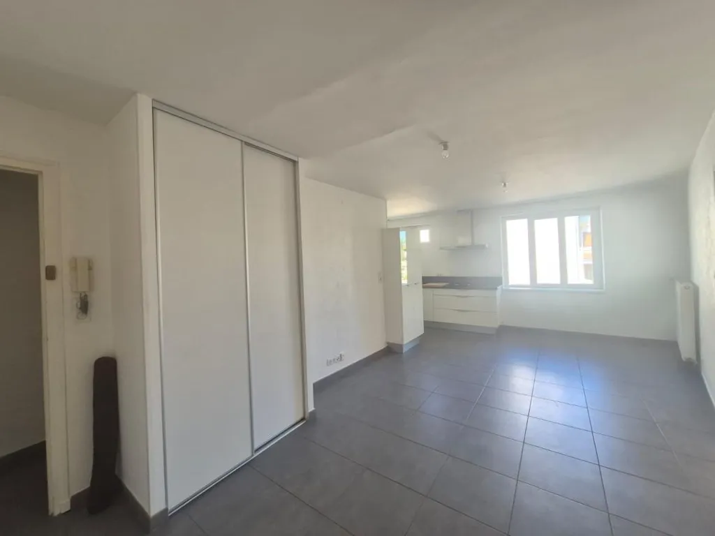 Cuisine - Appartement Rénové avec Balcon au Centre de Saint Marcellin