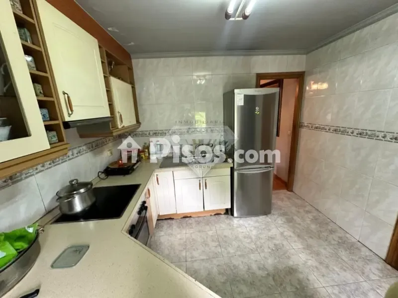 Cuisine - Two-Storey House with Solar Panels in A Cañiza