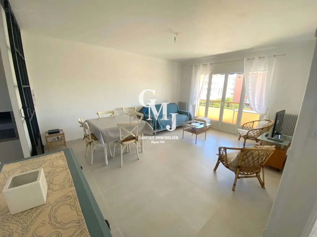 Séjour - Appartement 3 Pièces avec Terrasse au Centre-Ville de Saint-Raphaël