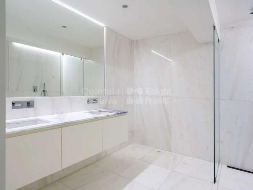 Bathrooms - Luxury Flat with Balcony in Avenidas Novas