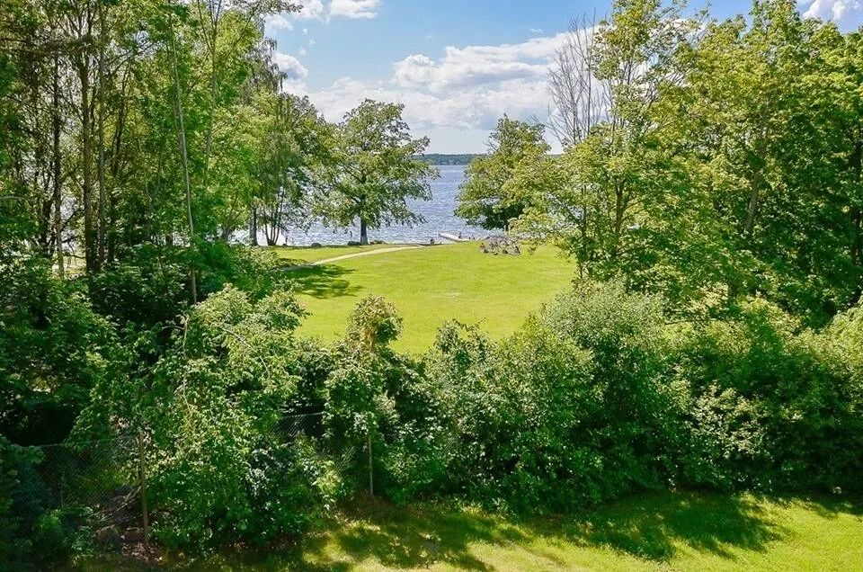 Aed - Efficient 1-Bedroom Flat with Inner Courtyard in Kallhäll
