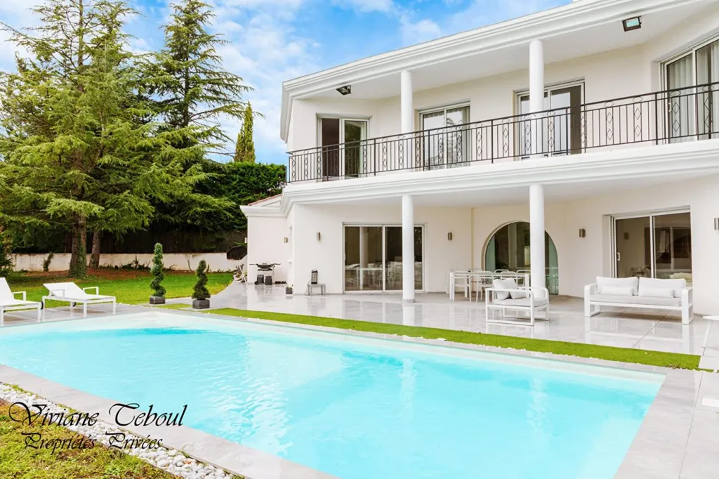 Piscine - Maison Contemporaine avec Piscine à Ecully